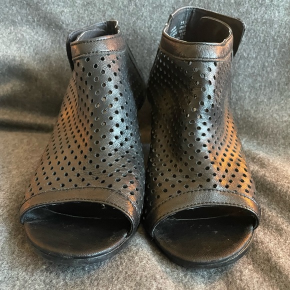 Steve Madden perforated shooties/booties black leather sz 7.5 - Picture 2 of 6
